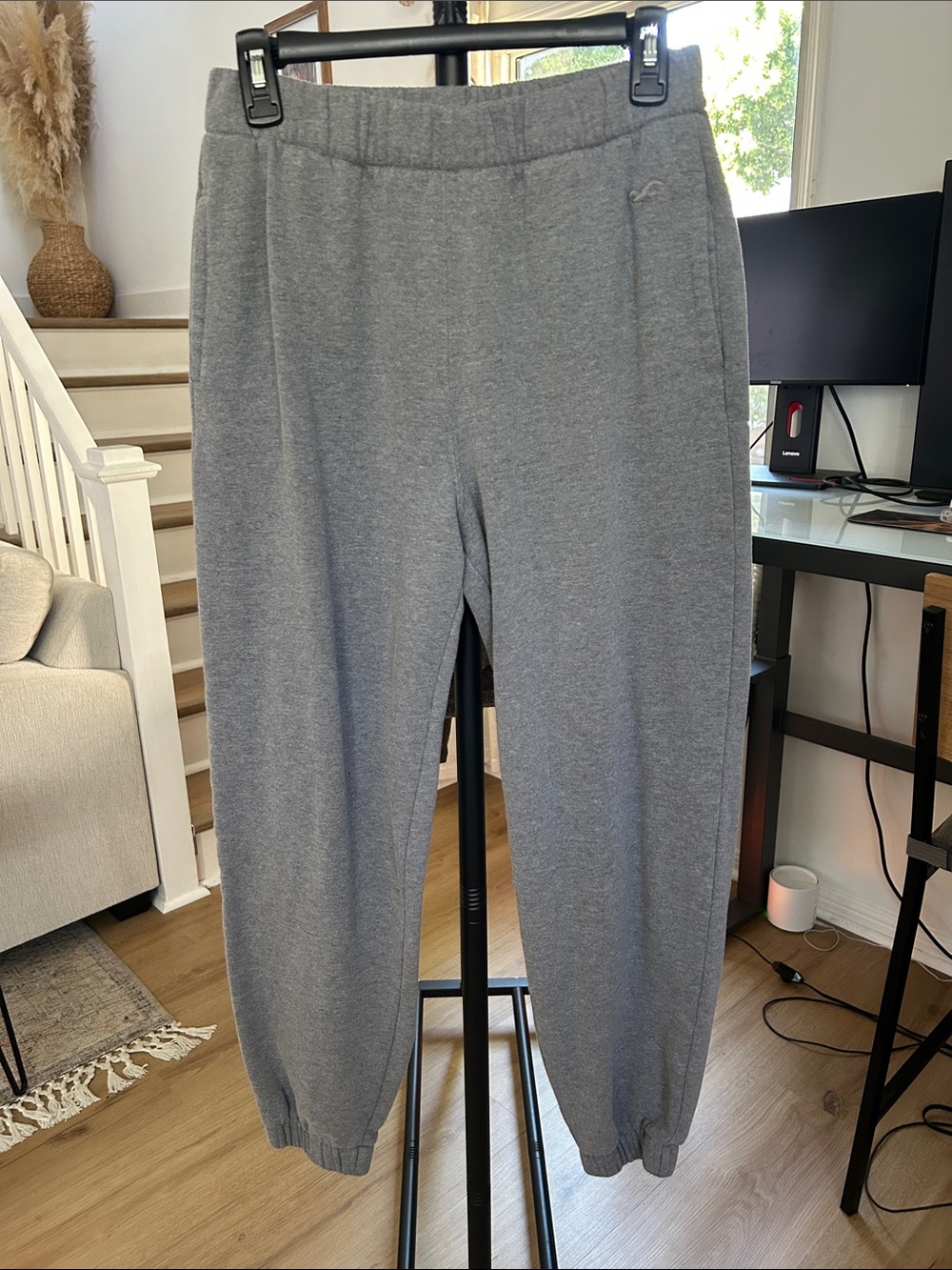 Hollister Sweatpants. Size small. 28” inseam. Pockets. Good but used condition.